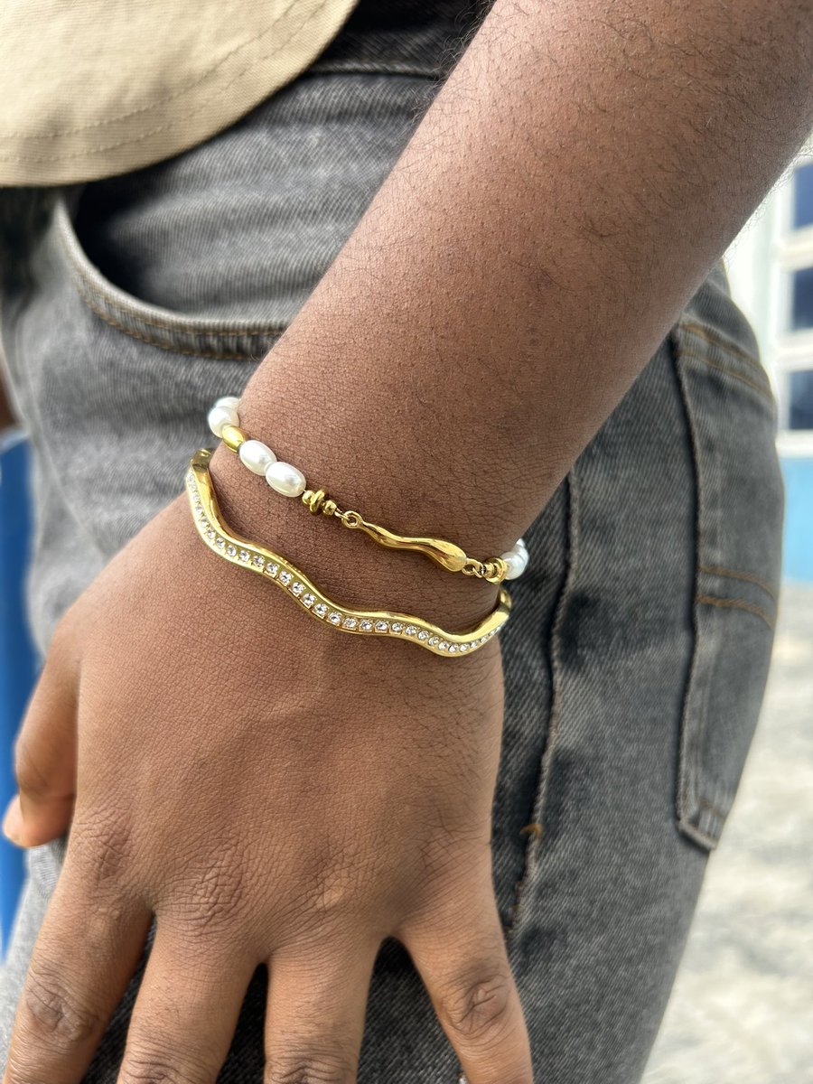 Temsjewelries's tweet photo. Female Bracelets

First bracelet- 
The Samara bracelet 
▪️Pearl gold
▪️Non- Tarnish 
▪️One Size
▪️Suitable for daily use

🏷️N9,500

The bangle 
The May Bangle 
▪️Gold with silver stones
▪️Non- Tarnish 
▪️One Size
▪️Suitable for daily use

🏷️N9,000

The set- N19,000(boxed) https://t.co/pyimPEey5S
