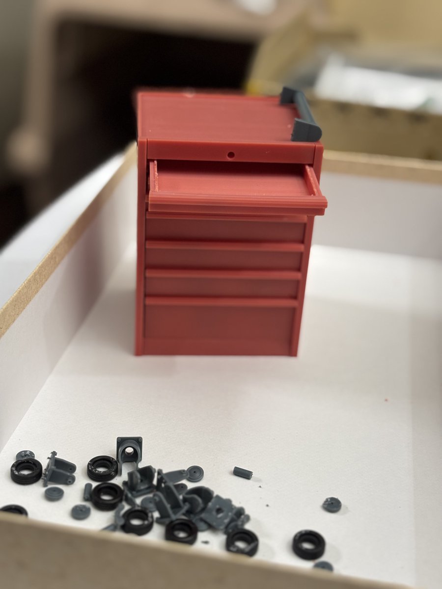 YKGarageさま(<a href="/ykmodes/">ゆっこ</a> )にお願いして1/9サイズでプリントして頂いたツールキャビネット達が届きました！
バイオを待つ間にサポートから外す作業してましたが、何せ初めての作業なので失敗しちゃいました💦棚が一つ割れてしまった😭✨接着剤でなんとかいけそうで良かった😮‍💨