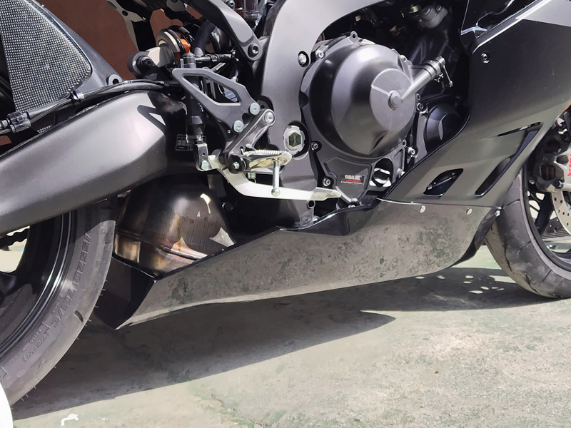 YZF-R9のアンダーカウルのお値段とデリバリー時期のお知らせです。

お値段→FRP/白...30,000円前後、FRP/黒…FRP/白のお値段の1割増しくらい、カーボン（平織）…FRP/白の1.5倍くらい
納期→3月中～下旬にはデリバリー予定とのことです。

価格が確定していませんが、ご注文はお受けしています🙇