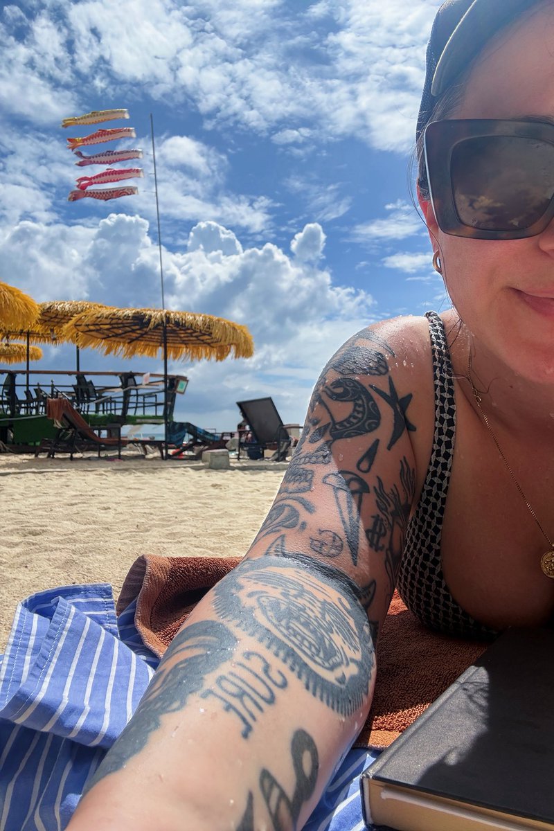 diseasezoe's tweet photo. What a paradise this is ☀️🌴 #kohlipe
Kde ty psíci berou vodu? Co se s nima stane, když umřou? Odklidí je někdo? Kam? Mají tu pejsčí krematorium? A co ty kočky? Co když se měl Rybíz líp na ulici beze mě? Dyť ty psíci jsou tu tak spoko a svobodný. Rybíz musí chudák denně do práce a dokonce ještě občas na dovolenou. Co asi teď dělá? A co to AI? Nestávám se každou minutu, co tu ležim a čumim míň a míň relevantní? A jak díky AI pomůžu pejskům? Nvm už tu ležim dlouho. Spálila jsem se. Jdu si dát dvacet. Hezkej pátek!