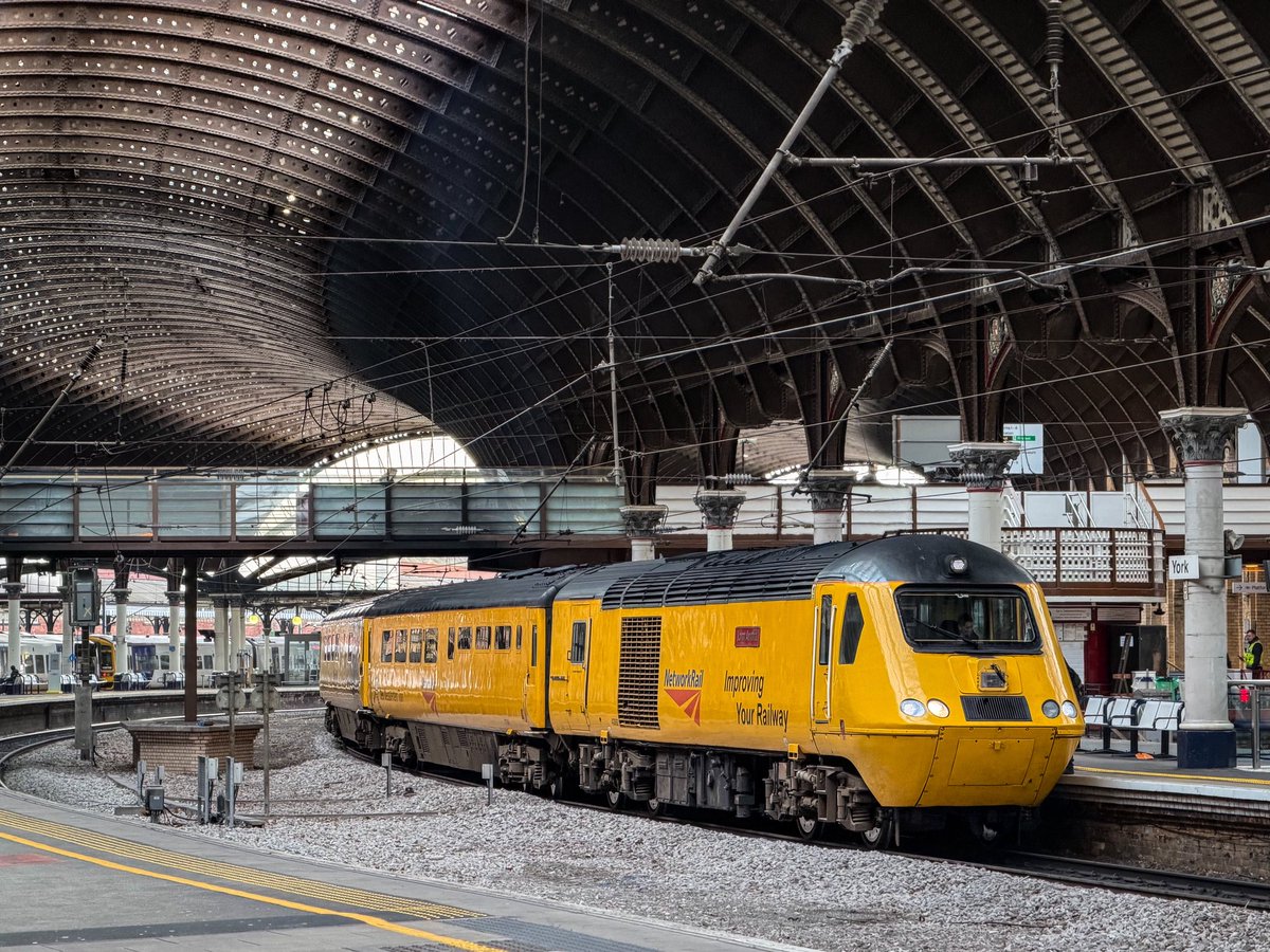 miles_chains's tweet image. The NMT creeps through York with 1Q35, the Hull to Newcastle. 43062 ‘John Armitt’ brings that V16 MTU sound back to the station, which is always welcome. 
#NMT #FlyingBanana #NetworkRail #York