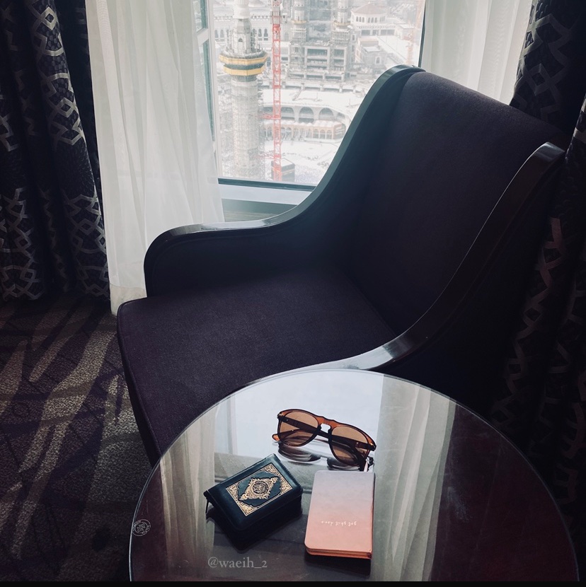 وأنا أنظر إلى الكعبة من الأعلى:

استشعرت كيف كانت الأصنام حولها 
وكيف تطهرت بدخول النبي-عليه السلام- فيها يوم الفتح
وتذكرت بِلالا حين يُجر على الرمضاء في أرضها
أما آل ياسر فما أبكاني صدقٌ كصدقهم مع نبوة محمد