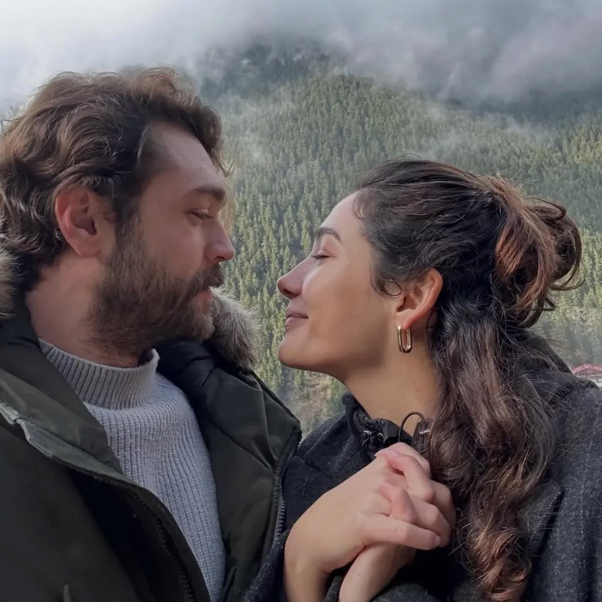 Günün manifesti
Sağlıklı, geleceği olan, tutkudan, asktan dört köşe olacağım bir ask diliyorum