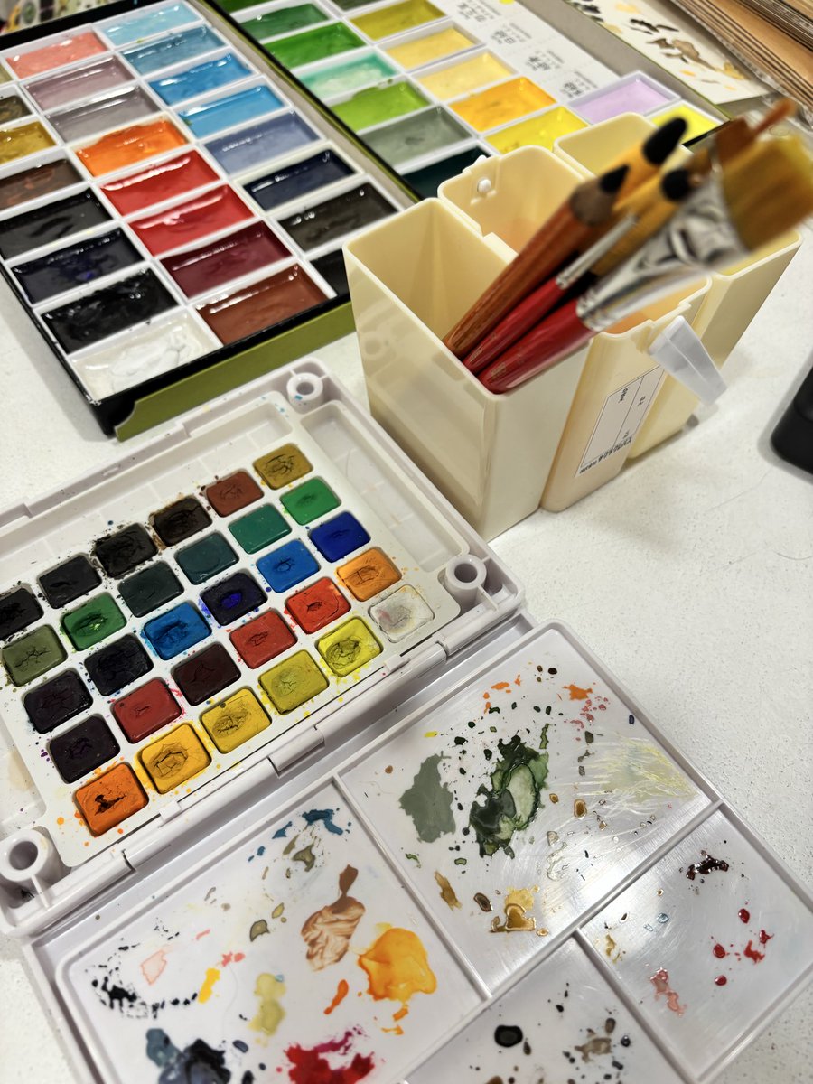 私がお気に入りの木炭鉛筆と水彩絵の具で猫さんのイラストも揃いました