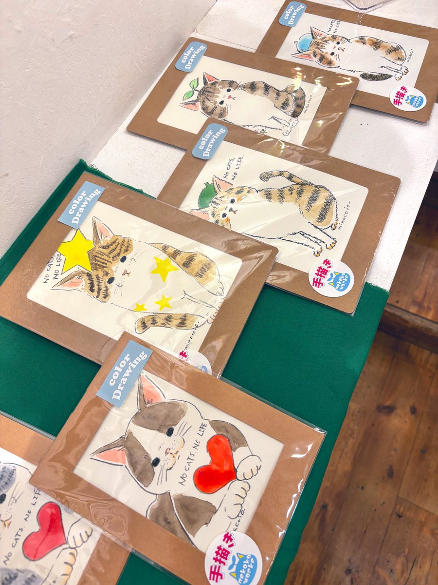 私がお気に入りの木炭鉛筆と水彩絵の具で猫さんのイラストも揃いました