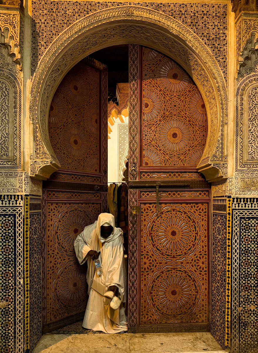 theshahnama's tweet photo. the gate of the shrine of the great saint sidi tijani in fes, morocco. https://t.co/0DaEPUV3Jd