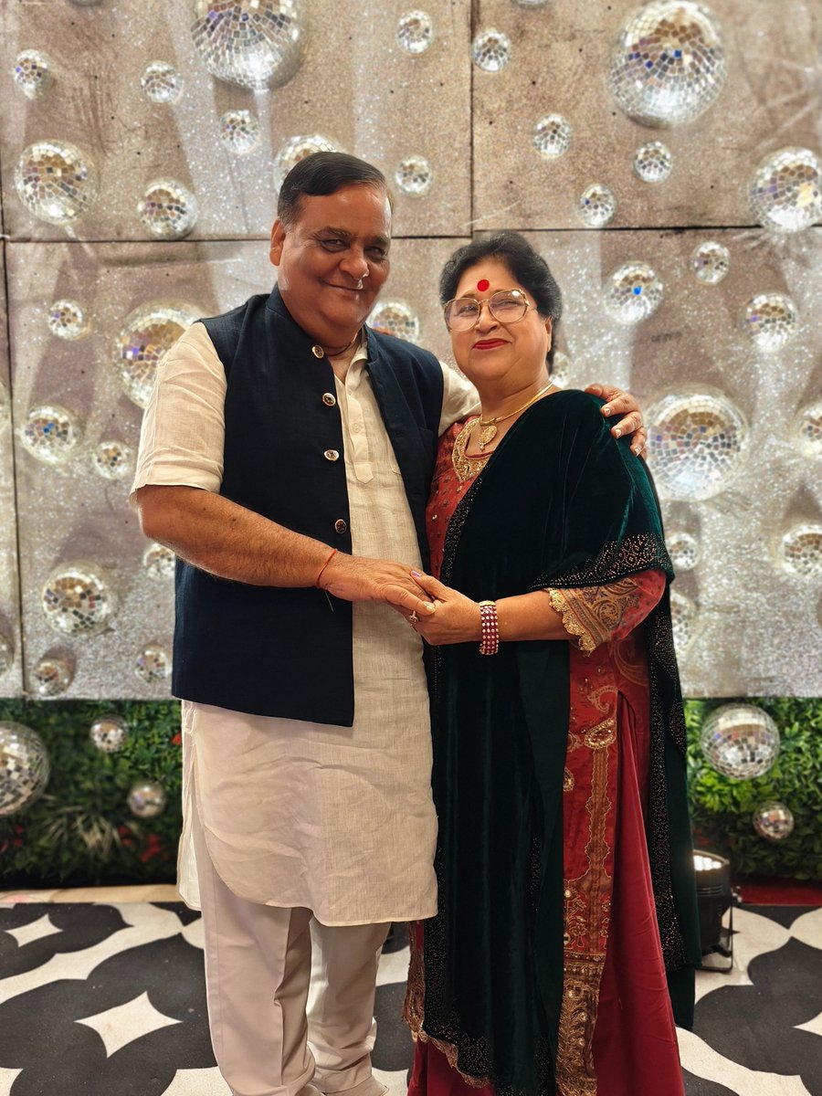 मेरे पूज्यनीय माताजी और पिताजी की
वैवाहिक वर्षगांठ पर उन्हें हार्दिक शुभकामनायें |
आपका आशीर्वाद मेरे ऊपर सदैव बना रहे |