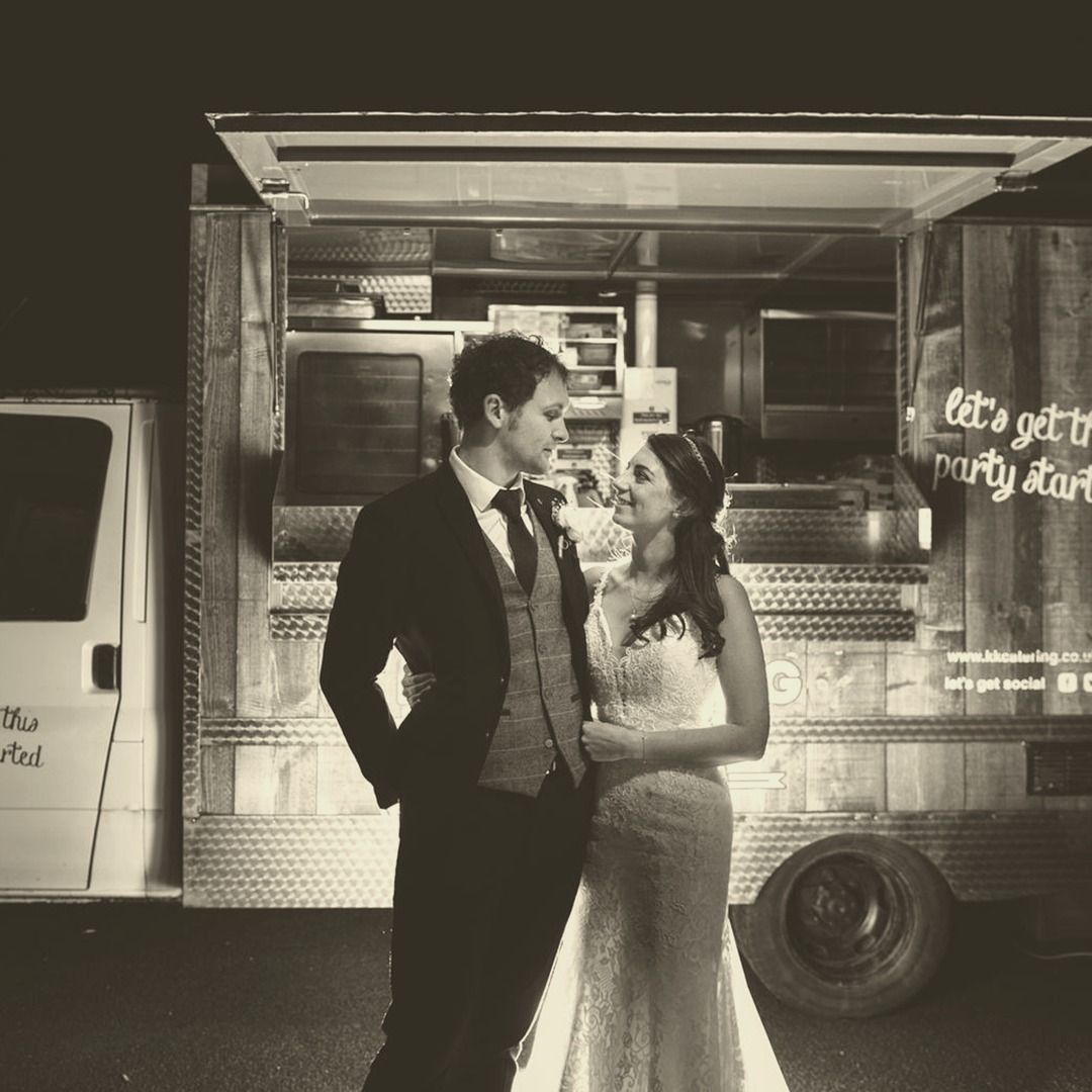 Bride &amp; Groom — keep the party buzzing! Our food truck dishes up stress-free evening food so no one misses a dance (no kitchen needed, just warm plates &amp; happy faces). #weddingfood #eveningfood #kkcatering