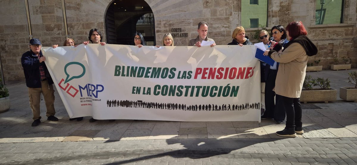 ImbernonMaica's tweet photo. La @merp_org de la Comunidad Valenciana entrega manifiesto a representantes en las Cortes Valencianas para #BlindarLasPensiones en la Constitución.
#USOCV
Mira el manifiesto aquí
https://t.co/1oLucZye1y https://t.co/sl8Uh2Gmob