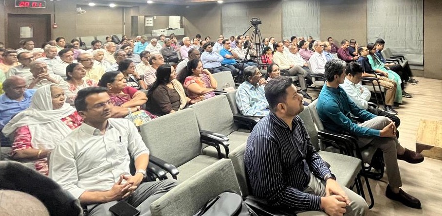 TbDivision's tweet photo. Dr. Sanjay Kumar Matto, Joint Commissioner, CTD, sensitized members of Southern Gujarat Chambers of Commerce and Industry in Surat on #TBMuktBharat Abhiyaan. He highlighted the crucial role industries can play in accelerating TB elimination efforts across India. https://t.co/jVWm5ecvt0