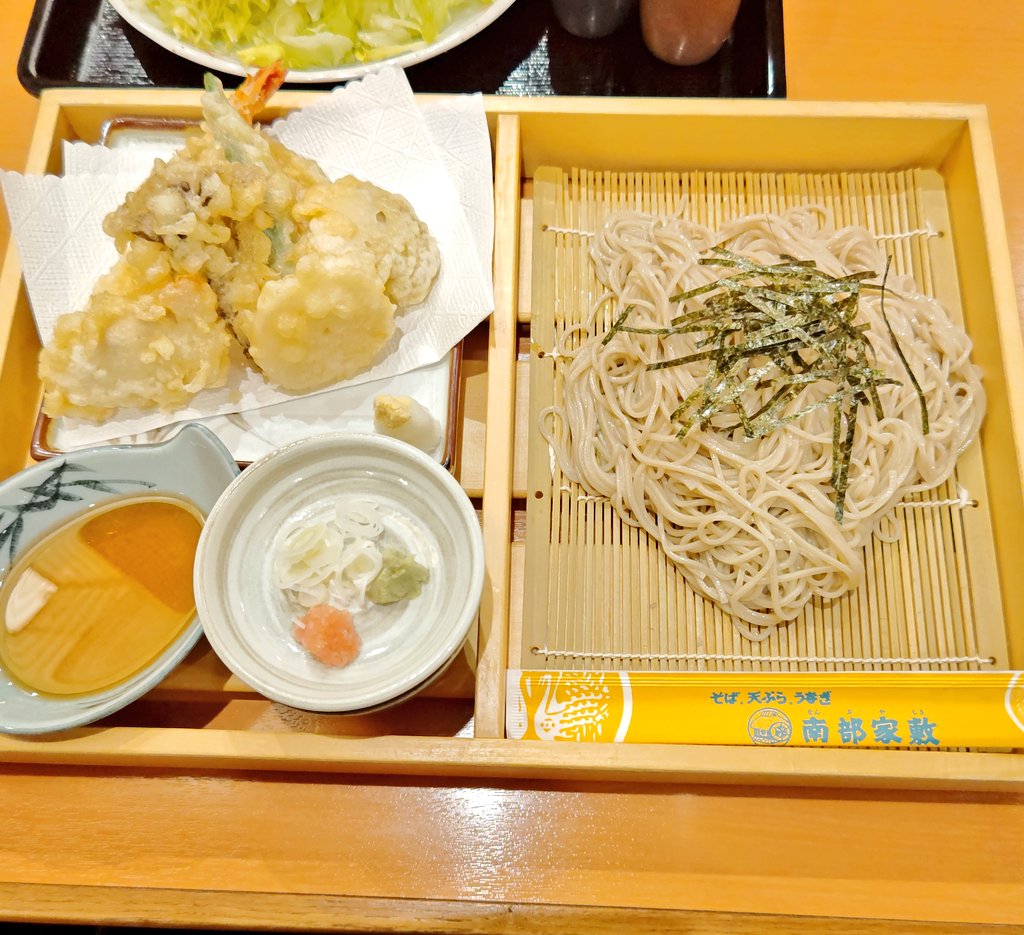 pmty8888's tweet photo. 釜石市：南部屋敷イオン釜石店で食べた時の写真～天ぷらとそばのセット！天ぷらがどれもサクサクで美味しかった～特に鶏天！画像だと少なく見えるけどそばもボリュームがあってお腹いっぱいになりました、ごちそうさまでした！ https://t.co/TwVUxUGDoc