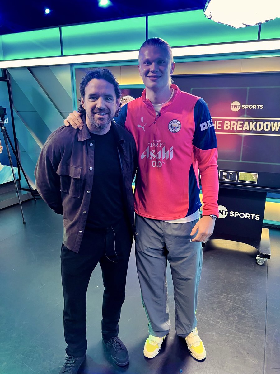 MarVideo's tweet photo. @footballontnt When Haaland asks me to take a photo and made Owen seem like a little fan boy 🤣 https://t.co/fdeUq83sNy