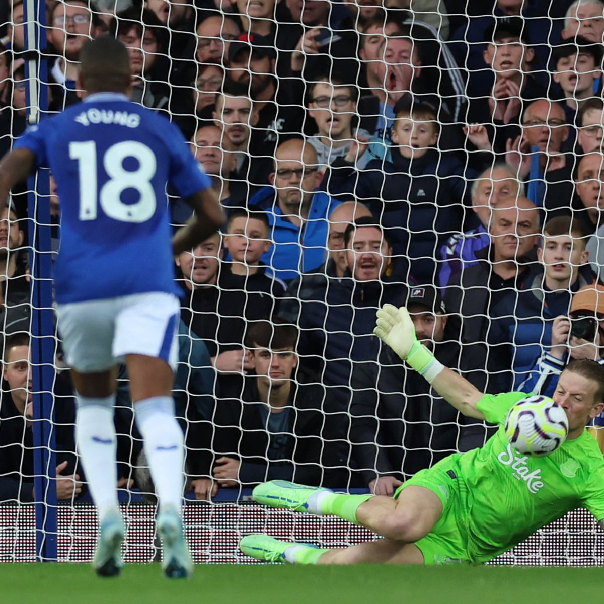 This weekend sees Jordan Pickford return to his boyhood club. Pickford (38) switched allegiance from #NUFC to #SAFC in 2000 when he was 12 after being bullied by NUFC supporting girls at his school about the length of his arms. He has held a grudge against the Jawdies since then.