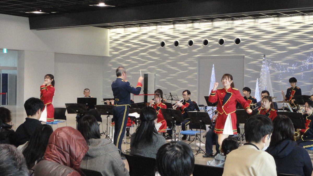 IP_kouhou's tweet photo. 皆さんこんにちは！＃石川県警察音楽隊　です♪
新年から、「110番の日」や七尾市での復興イベント、クルーズターミナルでのこども職業体験、こども園などで巡回コンサートを行いました✨
今年も様々な行事に出演いたします👮🎵 https://t.co/hbXwwhC2di