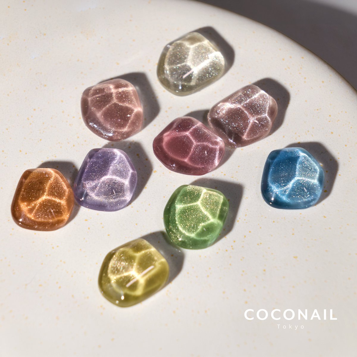 coconail_Pro's tweet photo. グラスマグ series🤍

肌になじむ、ふわツヤニュアンス。
透明感のあるくすみカラーに、上品にきらめく、ほどよい輝き。
ワンカラーでも手元が整って見える、頼れる9色です。

オフィスにも、休日にも。
その日の服や気分に合わせて選べるから、���日つけたくなる。
COCONAILの定番シリーズ🤍 https://t.co/zZObJ3iyFh