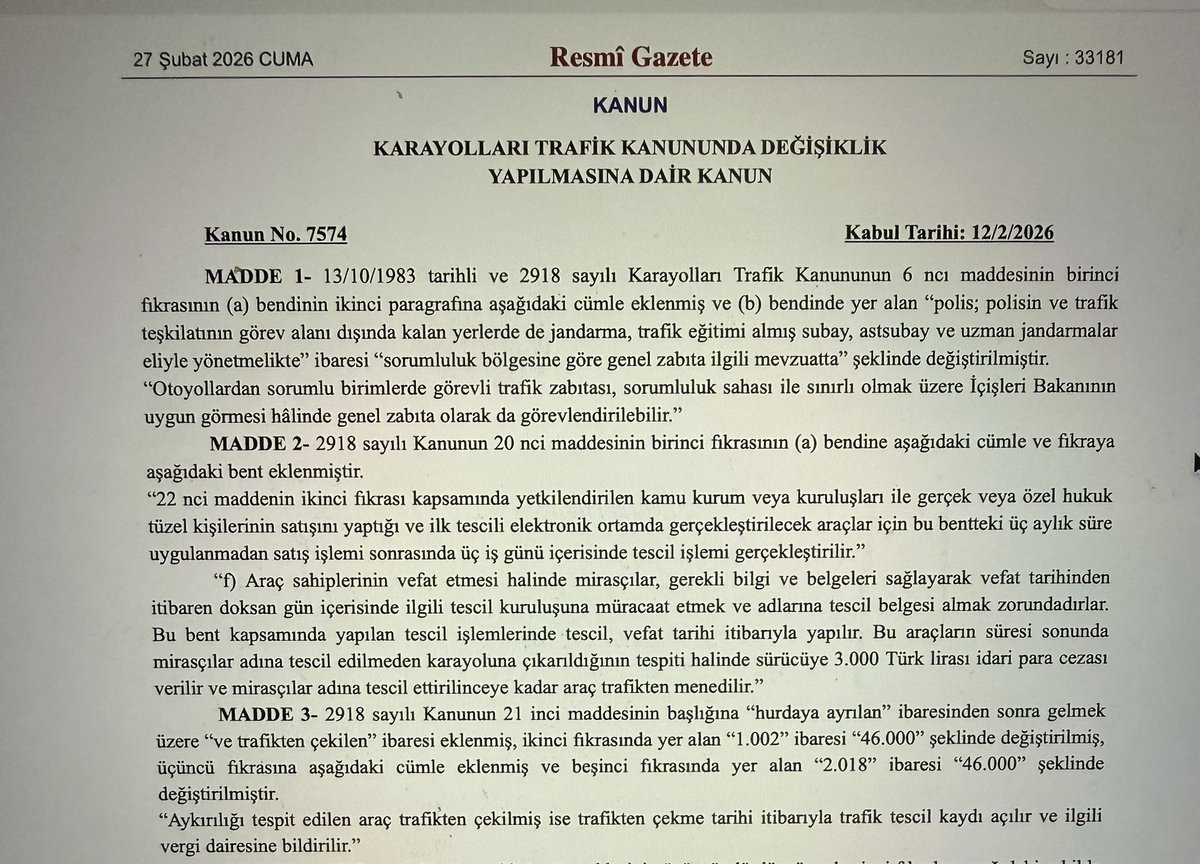 Trafik cezalarını artıran kanun Resmi Gazete’de yayınlanmış. Hayırlı olsun. Kavga etmek için araçtan inenler 180.000 TL’yi hazırlasın, ayrıca 60 gün sürücü belgesine ve araca veda edeceklerini de unutmasınlar.