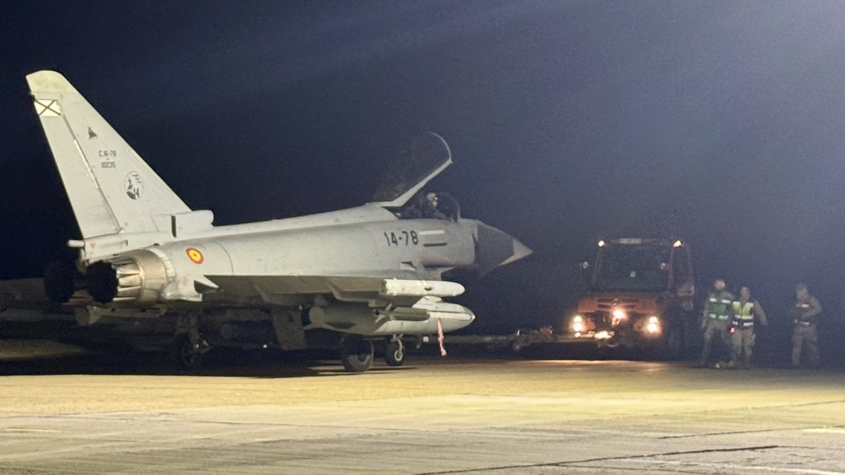 EMADmde's tweet photo. ✈️El Destacamento Aéreo Táctico #Paznic, con 53 militares y 3 Eurofighter del @EjercitoAire ha realizado su primera misión Alfa Scramble.
✈️Se trata de una salida junto al 71 Escuadrón de la Fuerza Aérea alemana por la alerta de una presunta violación de la frontera rumana.
✈️Nuestros aviadores mantienen la vigilancia y disuasión en el espacio aéreo del flanco este de la Alianza. #MOPS @NATO_AIRCOM