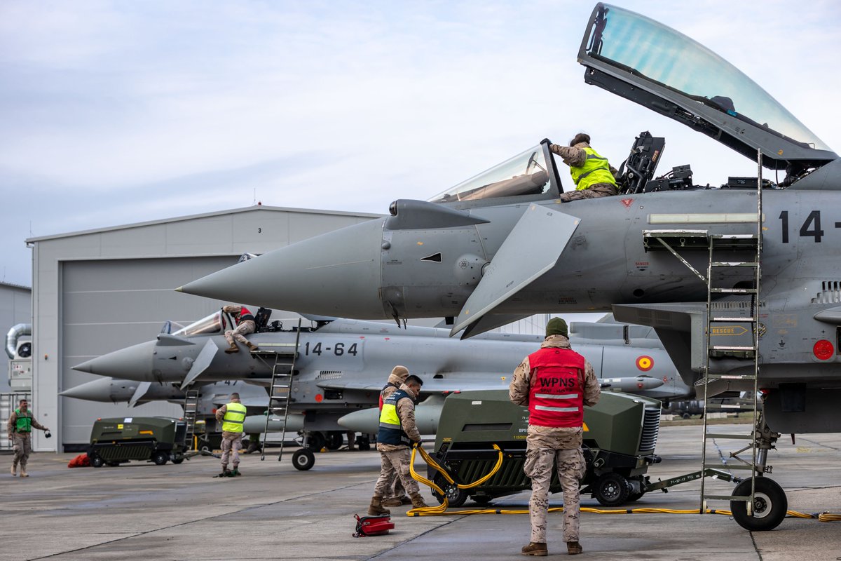 EMADmde's tweet photo. ✈️El Destacamento Aéreo Táctico #Paznic, con 53 militares y 3 Eurofighter del @EjercitoAire ha realizado su primera misión Alfa Scramble.
✈️Se trata de una salida junto al 71 Escuadrón de la Fuerza Aérea alemana por la alerta de una presunta violación de la frontera rumana.
✈️Nuestros aviadores mantienen la vigilancia y disuasión en el espacio aéreo del flanco este de la Alianza. #MOPS @NATO_AIRCOM