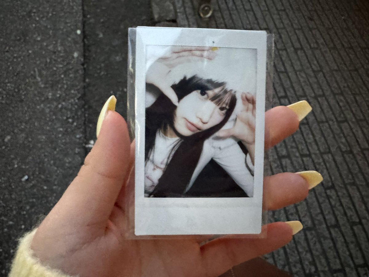 道玄坂で彩友ちゃんのチェキ拾いました！預かってますのでリプ下さい