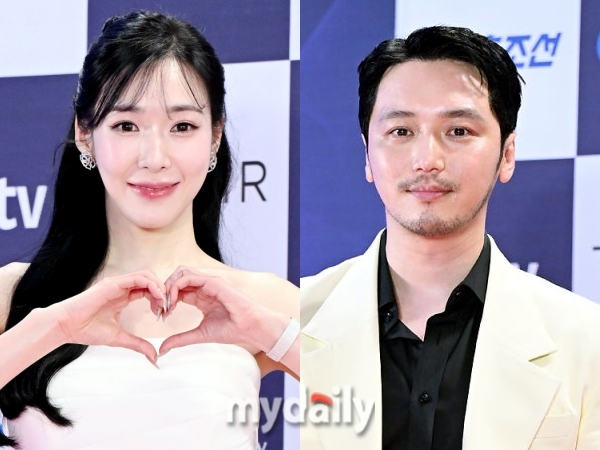 Kstyle_news's tweet photo. 少女時代 ティファニー＆ピョン・ヨハンが結婚💐

熱愛報道時には直筆手紙でメッセージも💌

🔻ピョン・ヨハン
「笑顔を見ると疲れた心が温かくなる」
https://t.co/QUWEnwE6x4
🔻ティファニー
「世界を希望に満ちた視線で見させてくれる人」
https://t.co/mDEVlG5rha https://t.co/NtEvNDDWtV
