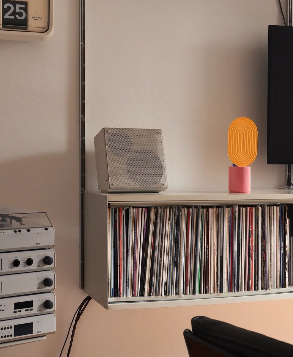 TOLLIstudio's tweet photo. Systems, aligned.
Shelving runs clean. Vinyl sits flush. Components stack with logic.
One small lamp adds a controlled hit of color.
Grid first. Accent second. That’s how rhythm holds.
#ModularLiving #DesignGrid #IntentionalSpace
Formspektrum https://t.co/x63JujwrVK