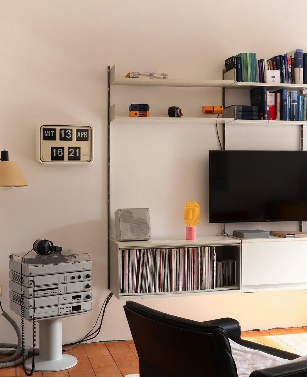 TOLLIstudio's tweet photo. Systems, aligned.
Shelving runs clean. Vinyl sits flush. Components stack with logic.
One small lamp adds a controlled hit of color.
Grid first. Accent second. That’s how rhythm holds.
#ModularLiving #DesignGrid #IntentionalSpace
Formspektrum https://t.co/x63JujwrVK