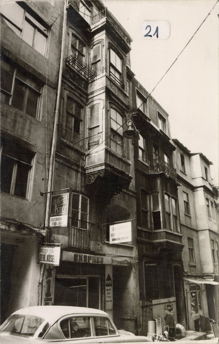alexandrefendi's tweet photo. Beyoğlu, Tarlabaşı'nda 1986-88 yılları arasında yıkılan yapılardan bazıları.

1942’de Varlık Vergisi, 1955’te 6-7 Eylül Olayları ile büyük ölçüde terk edilen ve zarar gören Tarlabaşı, 1960’lardaki yoğun göç sonrası iktidarın kentsel dönüşüm projeleri için odak noktası hâline https://t.co/5wa9suCXl9