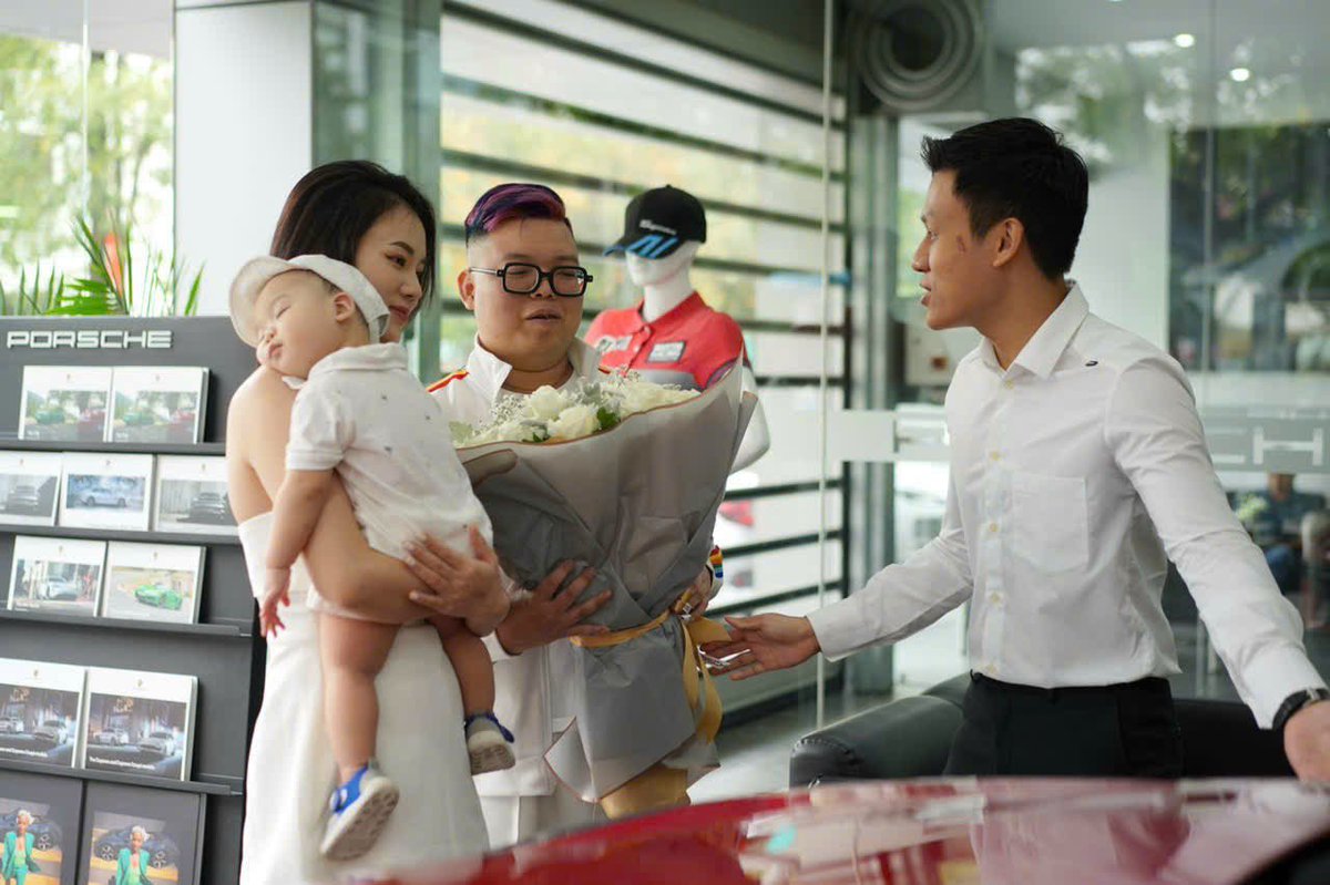 Mr. B is Mr. Coin's father.🇻🇳🇻🇳 tweet media