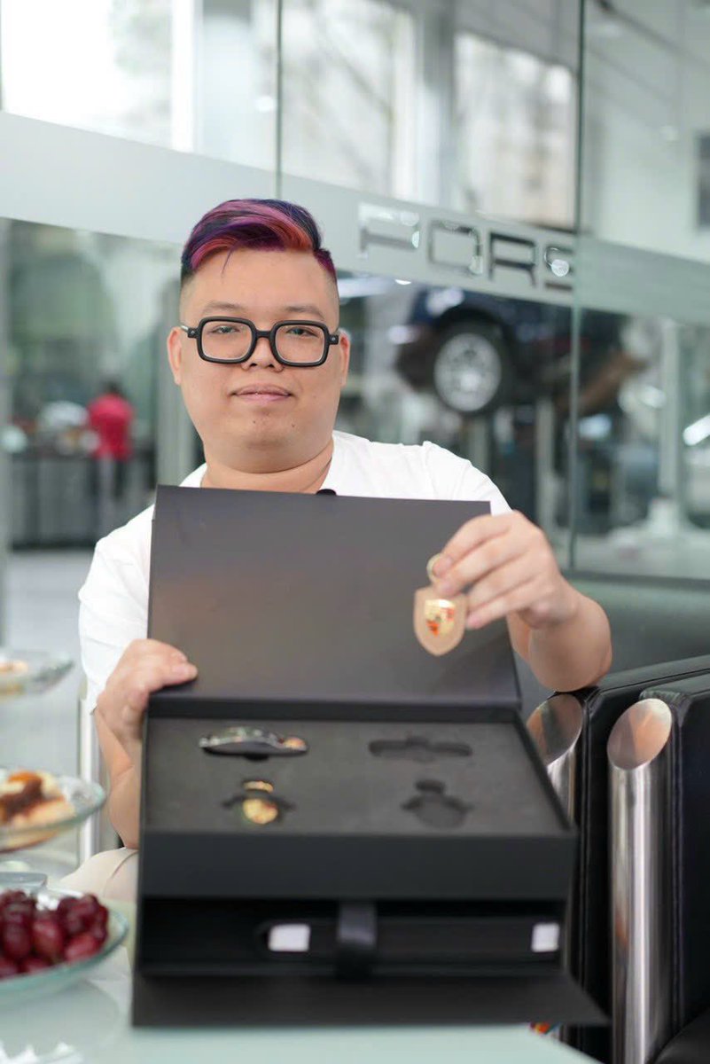 Mr. B is Mr. Coin's father.🇻🇳🇻🇳 tweet media