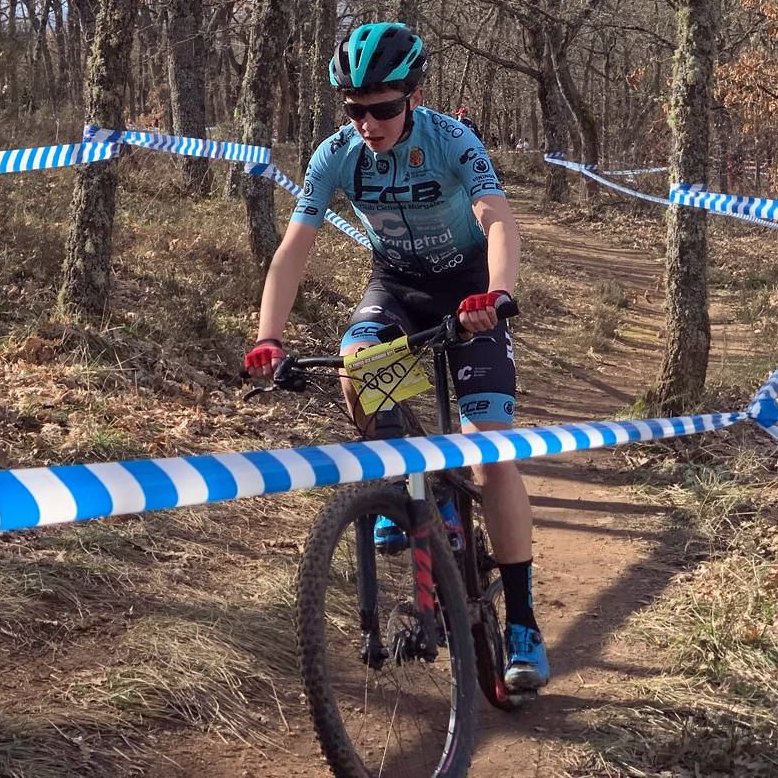 CCBurgales's tweet photo. 🚵🏽♂️ #CadetesCCB #JuniorsCCB | Nuestros "chicos mayores" no dejaron pasar el disfrutar del #BTT con dorsal
Juan Pardo -cadete- con coraje y finalizó 14º en XCO Bembibre tras fea caída que le hizo pasar por enfermería
Aaron -junior- 28º de la "prueba grande" de la XXIX #Modumarcha https://t.co/OiQiAG4Eh9