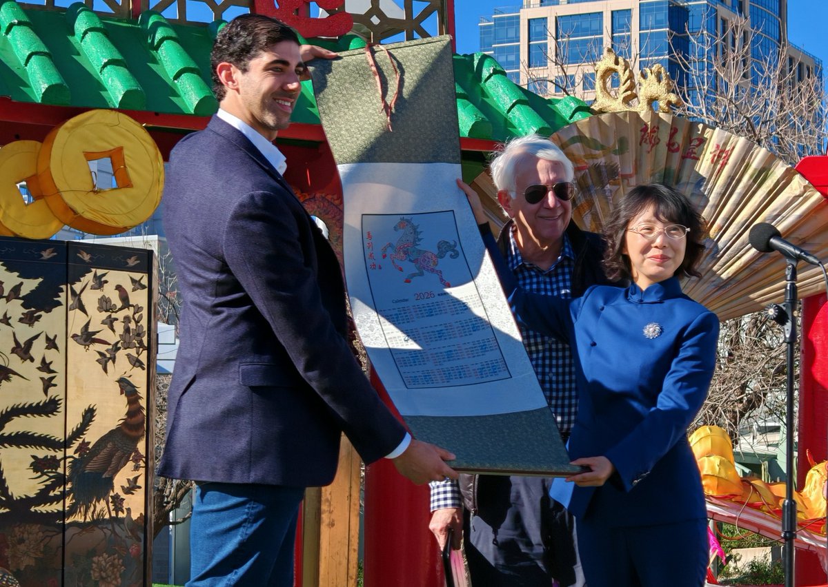CD_Discovery's tweet photo. 🎉 39 years of friendship city magic! ✨ The 36th Phoenix Chinese Week brought Chengdu’s legendary Shu brocade and rich intangible cultural heritage to the spotlight — sharing the beauty of Sichuan right in Phoenix! ❤️
 
#Chengdu #Phoenix #FriendshipCities #ShuBrocade #CulturalExchange @ChineseEmbinUS @AmbXieFeng @CHNConsulate_LA @CityofPhoenixAZ
