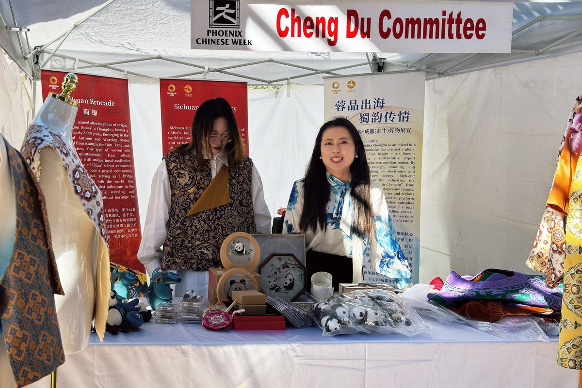 CD_Discovery's tweet photo. 🎉 39 years of friendship city magic! ✨ The 36th Phoenix Chinese Week brought Chengdu’s legendary Shu brocade and rich intangible cultural heritage to the spotlight — sharing the beauty of Sichuan right in Phoenix! ❤️
 
#Chengdu #Phoenix #FriendshipCities #ShuBrocade #CulturalExchange @ChineseEmbinUS @AmbXieFeng @CHNConsulate_LA @CityofPhoenixAZ