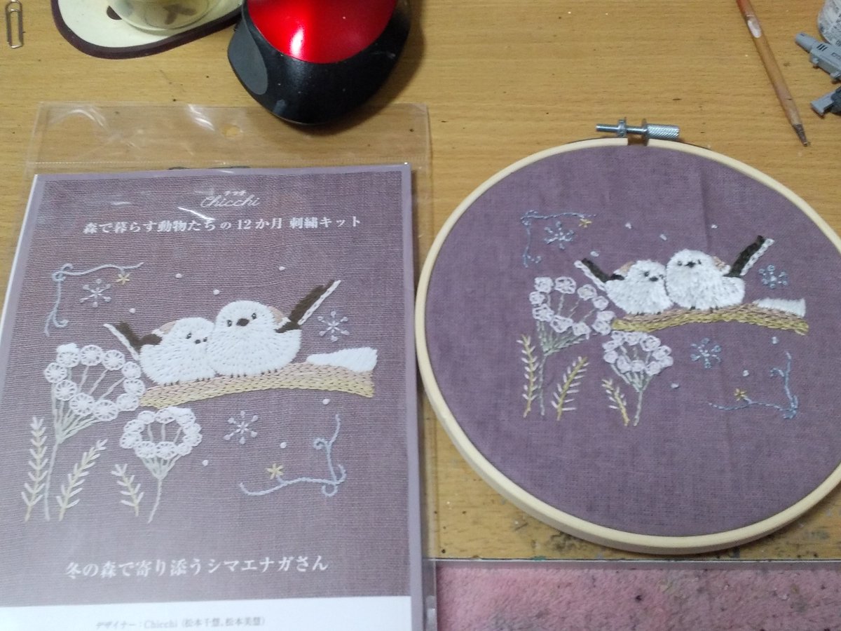 azumi041's tweet photo. さらに上部を目指して葉っぱ部分を進める
不安な色の部分、改めて確認したけれど間違ってはいないみたい

冬の間に飾っていた刺繍
Chicchiさんの『DMC森で暮らす動物たちの12か月 冬の森で寄り添うシマエナガさん』
春になるしそろそろ変えないと……
 #クロスステッチ https://t.co/HANndMIUqb