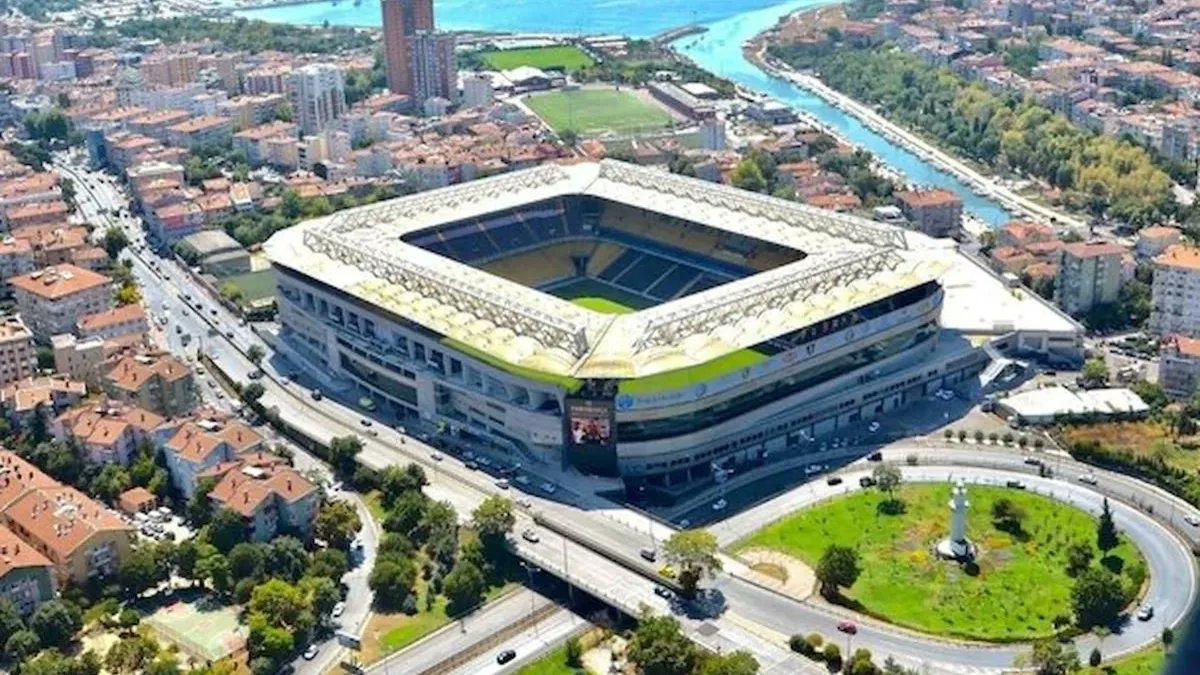 STADIMIZ, SİZİN "DEĞERSİZ BİR TARAFINIZ" DEĞİL! KİMSEYE VERİLEMEZ! 

Fenerbahçe'yi kendi stadında yuhalatanların, ıslıklatanların, şimdi “bu stat destek vermiyor, yeri değişsin” diye ağlaması iki yüzlülük değil, DÜPEDÜZ OPERASYONDUR.  

Tribünleri zehirliyorlar, futbolcuları