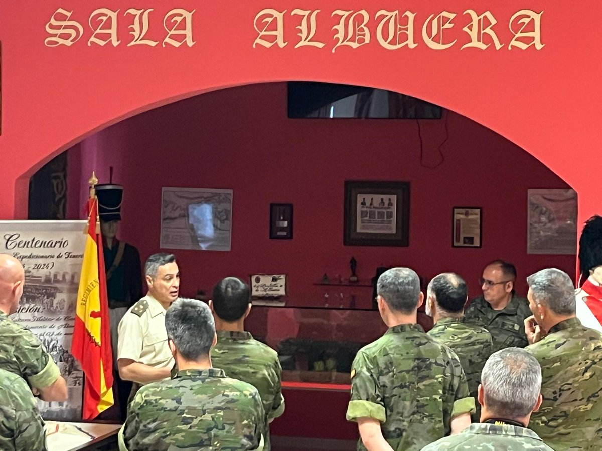 MCANA_ET's tweet photo. ¡Buenos dias!🌞Hoy comenzamos con la despepida del general de división Ricardo Esteban Cabrejos, en el Acuartelamiento de Hoya Fría  #Tenerife, de las unidades de la #BRICANXVI que tuvo bajo su mando.🫡
@MCANA_ET 🇪🇦 https://t.co/udLpfynuad