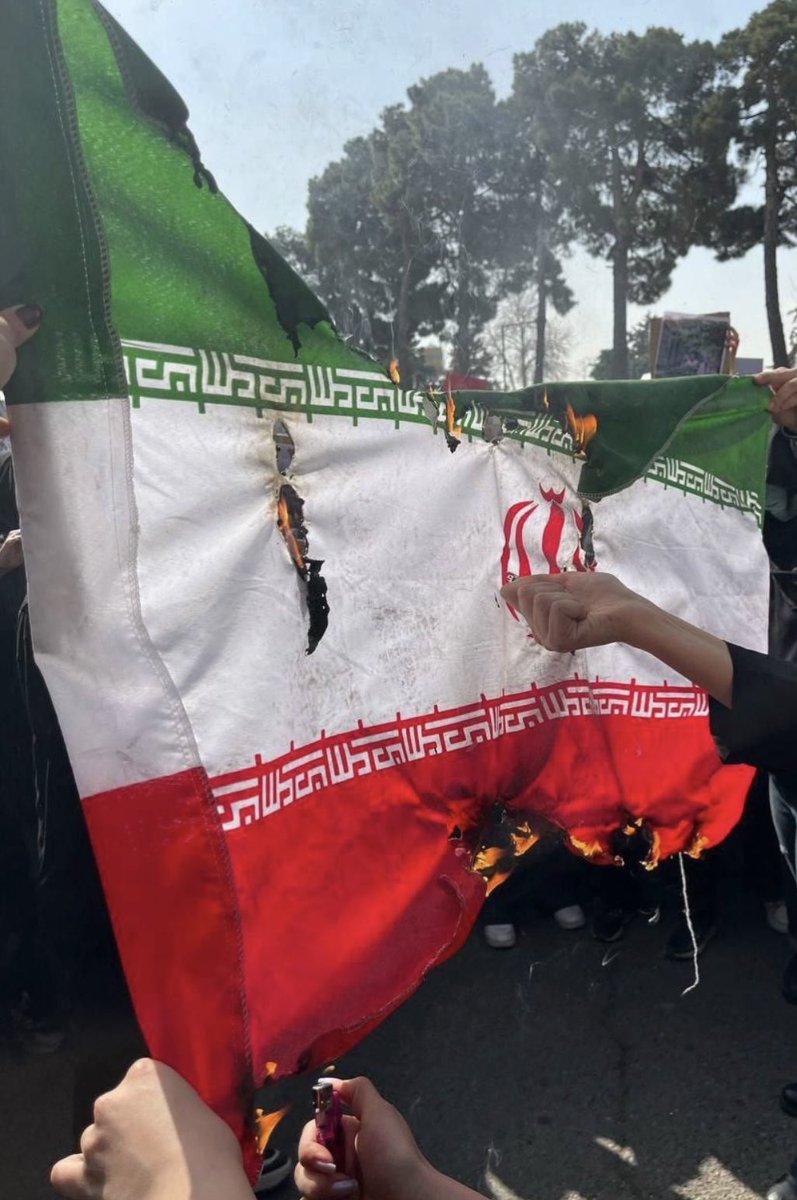 ما مطالبه می‌کنیم: محکومیت صریح هر اهانت به پرچم و مقدسات. تعارف با بی‌حرمتی، آغاز عادی‌سازی خیانت است.
#جانم_فدای_پرچم
#نبض_انقلاب