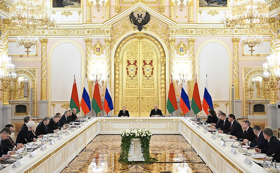 mfa_russia's tweet photo. 🇷🇺🇧🇾 On Feb 26, Presidents of Russia &amp; Belarus held a Meeting of the Supreme State Council of the #UnionState.

In the 30th anniversary year of the Union, the Meeting outlined further comprehensive steps to deepen &amp; strengthen #RussiaBelarus cooperation.

https://t.co/z2ClNqXPyq https://t.co/zihUqk4WWF
