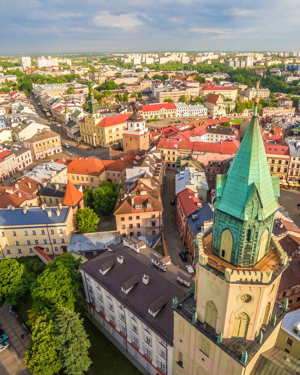 Doğu Avrupa’nın Sürpriz Şehri: Lublin
Polonya denince çoğu kişinin aklına Varşova ya da Kraków gelir. Ama ülkenin doğusunda, tarih ve kültürle örülü Lublin
Orta Çağ’dan kalma atmosferini hâlâ koruyan, dar taş sokakları ve renkli cepheleriyle dikkat çeken bir şehir.