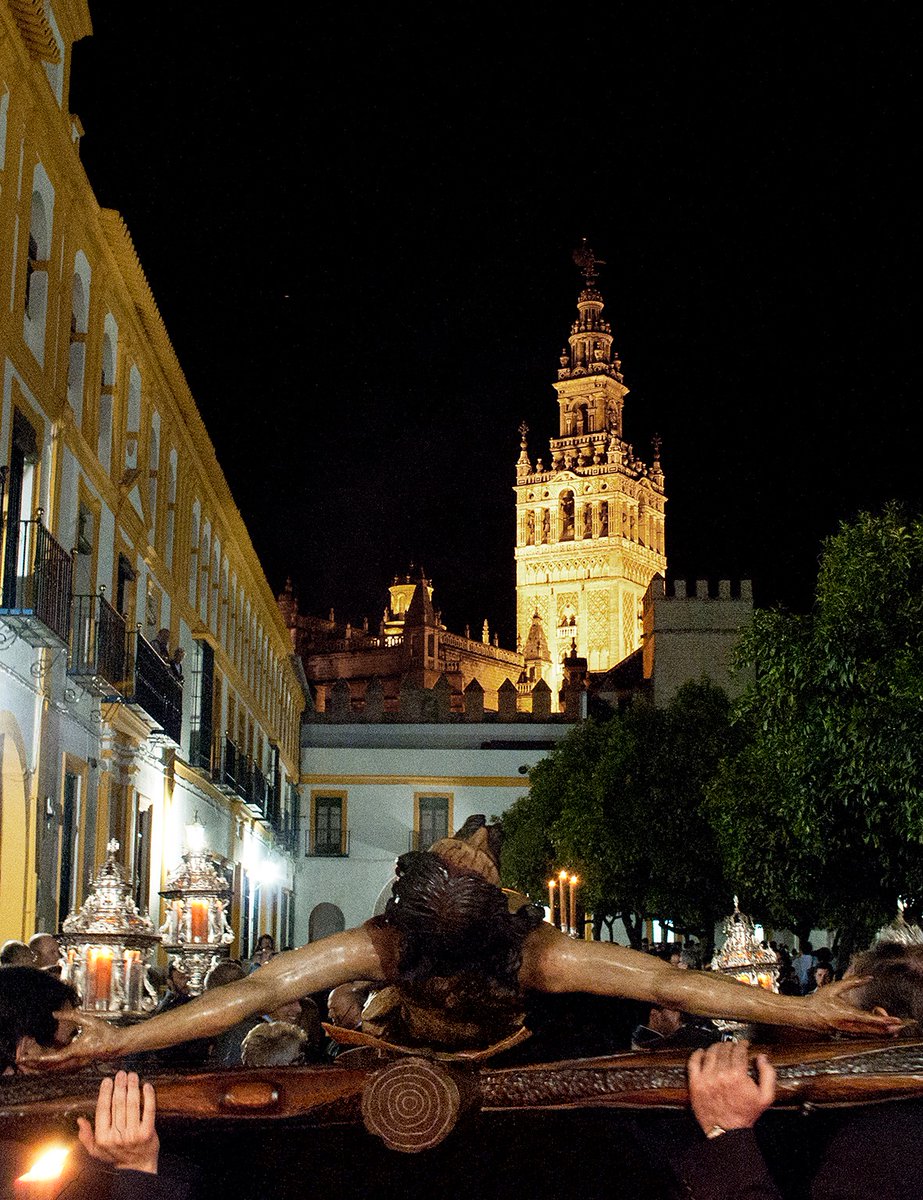 ✝️ Hoy, segundo viernes de Cuaresma, se celebra uno de los Vía Crucis más especiales y solemnes de la ciudad: el del Santísimo Cristo de las Misericordias.

▶️ Recorre lugares tan emblemáticos como el Convento de las Teresas, el Callejón del Agua o el Patio de Banderas.