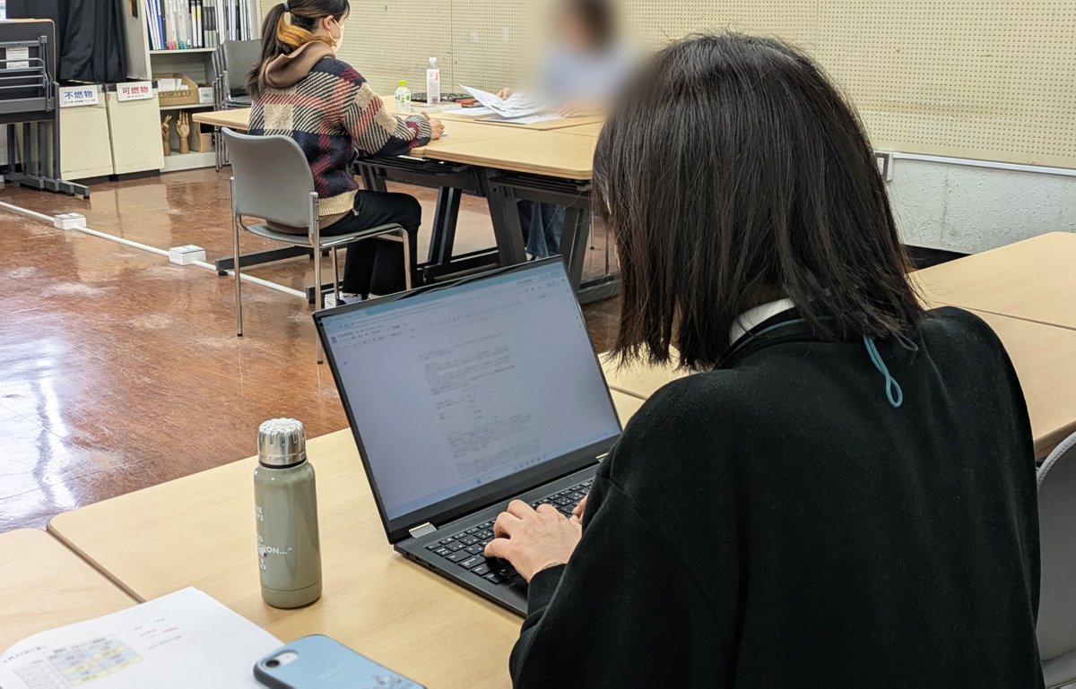 ちなみに…👀

出張編集部には担任も同席しています。

緊張している学生たち（特に初参加の1年生！）が
編集部の方のお話を聞き逃してしまっても大丈夫なように、
担任が後方でしっかりメモ✍️✨

さりげない安心サポート、心強い…！😌
#東洋美術学校 #マンガ科 #出張編集部 #漫画家志望