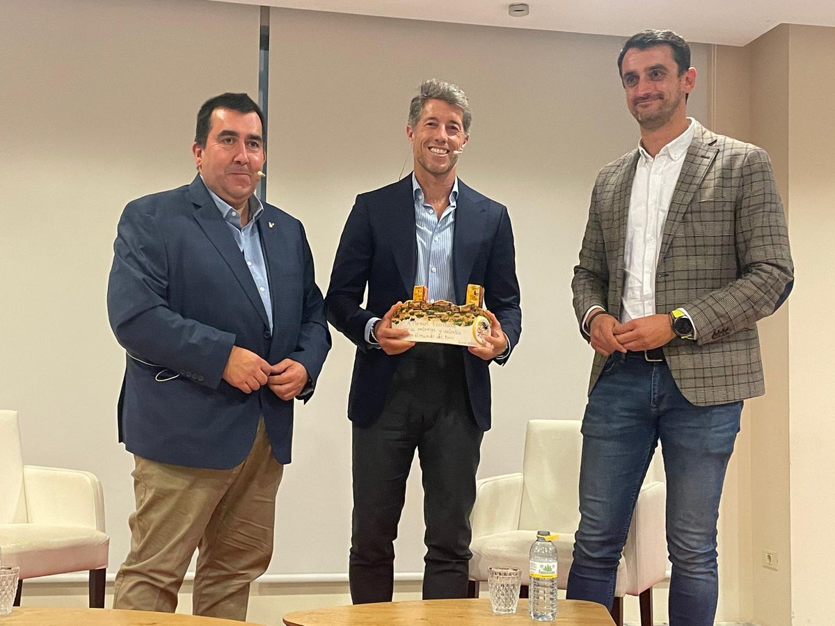 📚 ACTO. Se abrió el Ciclo Cultural Taurino del Club Taurino de Lorca con un lleno hasta la bandera en los Salones del Hotel Jardines de Lorca.

El diestro Manuel Escribano nos deleitó con un Coloquio profundo y humano. 

Dirigido por Iñigo Crespo.

#SutullenaVive
#CulturaLorca