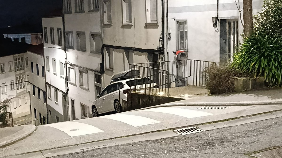 blestal's tweet photo. @PazodeRaxoi @policiastgocla todos los días en el barrio de la Almáciga la misma historia, coches aparcados en las aceras, el multamóvil no sirve si solo pasa a la misma hora  la gente lo sabe https://t.co/Tw4TEhHasU
