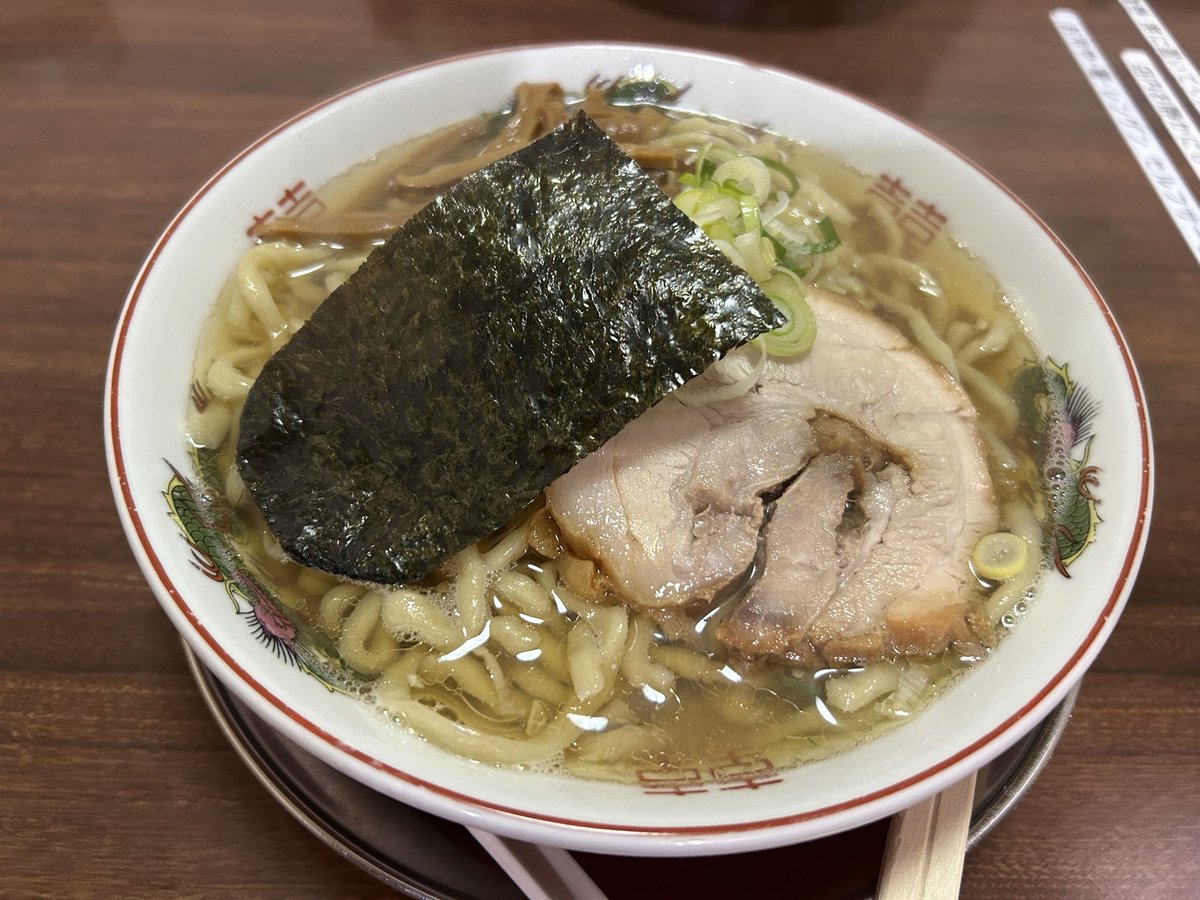 店主が変わるというので、荒町のげんちゃんラーメンで煮干しラーメン食べて来ました。
相変わらず煮干しの出汁が素晴らしく美味しいです。
ご馳走様でした😋
長年お疲れ様でした。
新しい店主様、これからも商売繁盛お祈り申し上げます。