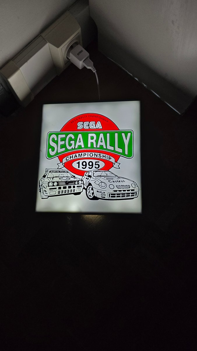 petite enseigne lumineuse dans la gaming room mais câble trop court... va falloir trouver une solution :o