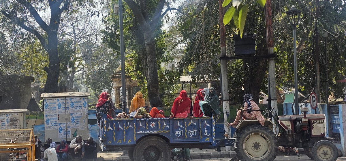 आज प्रातः लगभग 11:30 बजे, सिविल कोर्ट अलीगढ़ से अपना कार्य पूर्ण कर लौटते समय, तस्वीर महल चौराहे पर सुनैना गाँव (जमा क्षेत्र) के समाज के अनेक लोग—विशेषकर महिलाएँ—ट्रैक्टर-ट्रॉली में बैठे हुए एवं कुछ लोग बाहर खड़े दिखाई दिए। स्थिति असामान्य प्रतीत होने पर मैंने तत्काल वाहन रोककर