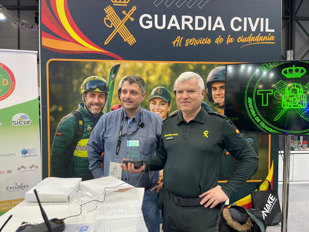 AdnCataluna's tweet photo. Durante #Sicur2026 se le hizo entrega al Coronel Suárez @Jaes_GC @guardiacivil #Coopera un detalle de agradecimiento por colaboración con @AdnCataluna @interiorgob https://t.co/QJW2bCBx7F