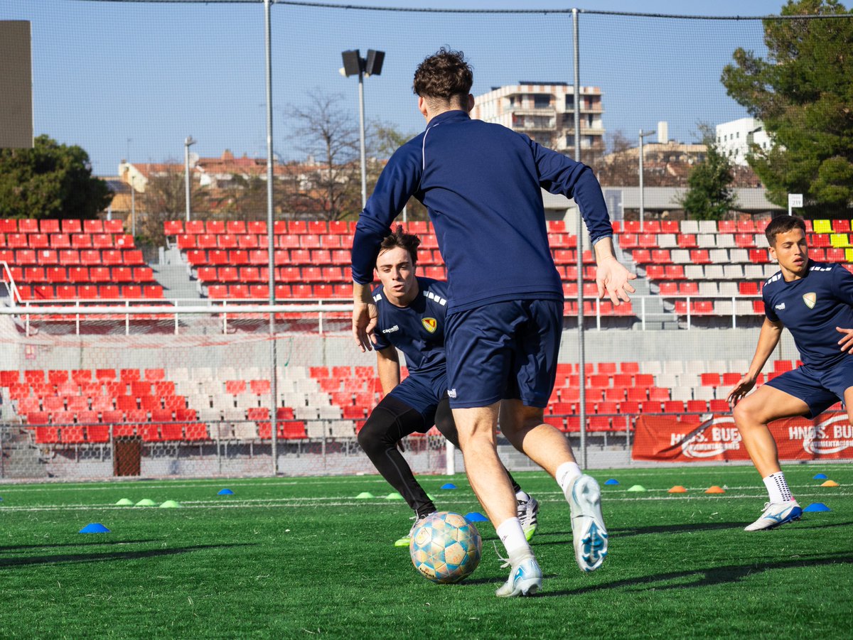 TerrassaFC's tweet photo. ⚒️ 𝗝𝗨𝗩𝗘𝗡𝗜𝗟 🅰️ #TERRASSISTA: preparant el següent pas, SESSIÓ RERE SESSIÓ!

🔜 I demà (16.20h🕟), PARTIT de l'equip d'@EricMI86  contra el #CEMercantil a l'Estadi Olímpic de #Terrassa!

🙌 AMUNT #TERRASSA! 🙌 https://t.co/ZrZ4l7y9mW