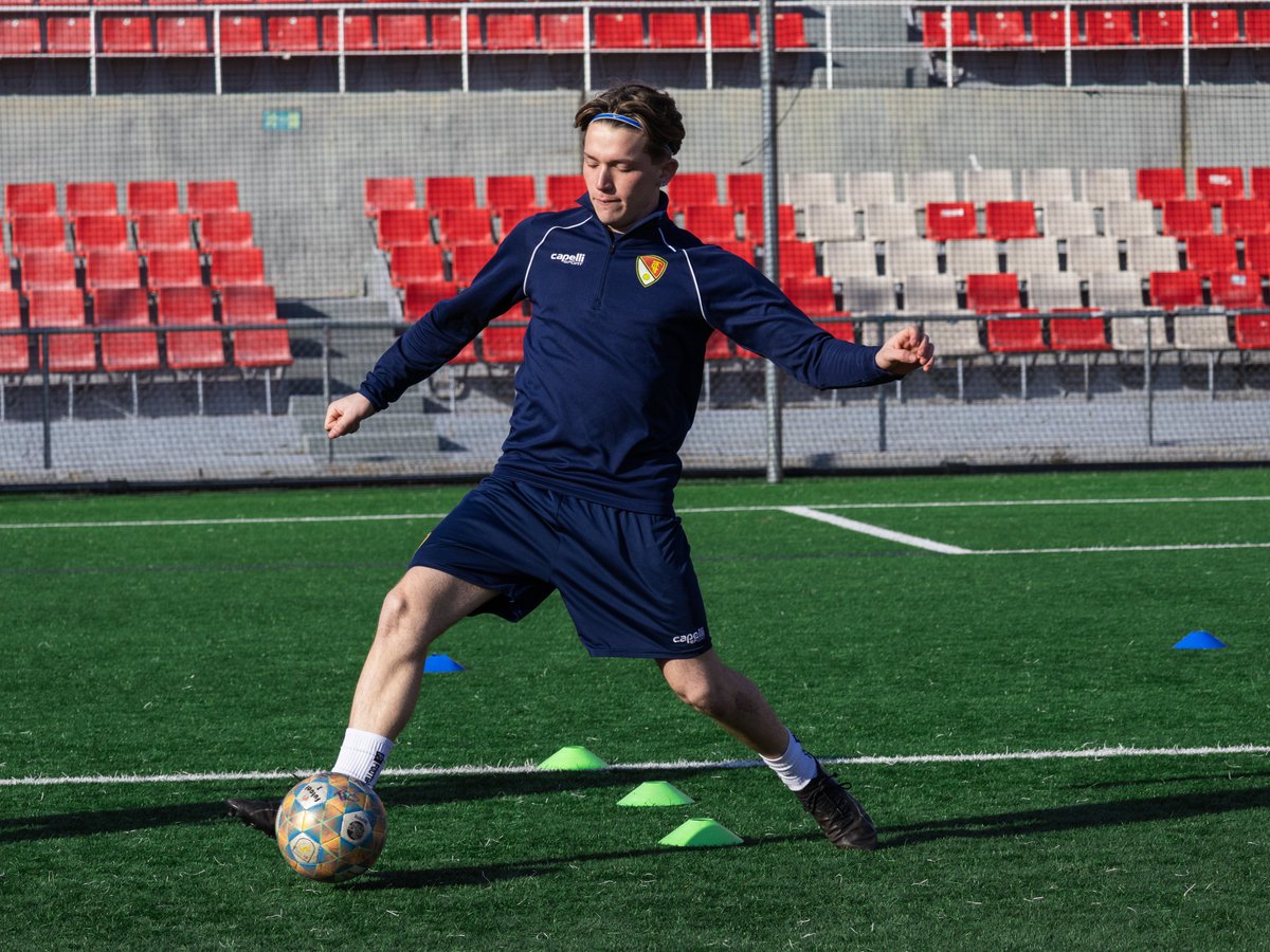 TerrassaFC's tweet photo. ⚒️ 𝗝𝗨𝗩𝗘𝗡𝗜𝗟 🅰️ #TERRASSISTA: preparant el següent pas, SESSIÓ RERE SESSIÓ!

🔜 I demà (16.20h🕟), PARTIT de l'equip d'@EricMI86  contra el #CEMercantil a l'Estadi Olímpic de #Terrassa!

🙌 AMUNT #TERRASSA! 🙌 https://t.co/ZrZ4l7y9mW