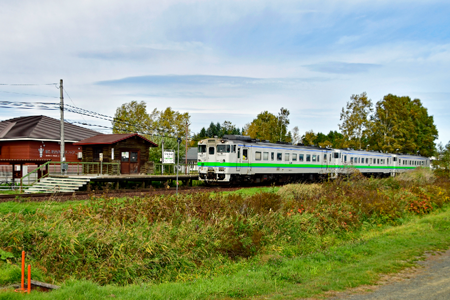 40_kiha's tweet photo. ◆ 愛し野 ◆  2021.10   ～駅と40 石北本線～

ここも棒線駅ながら学生利用は多い。
北見から乗車した朝の列車は、この駅でほぼ空に
なった印象が残る。 https://t.co/asw3Zui4zU