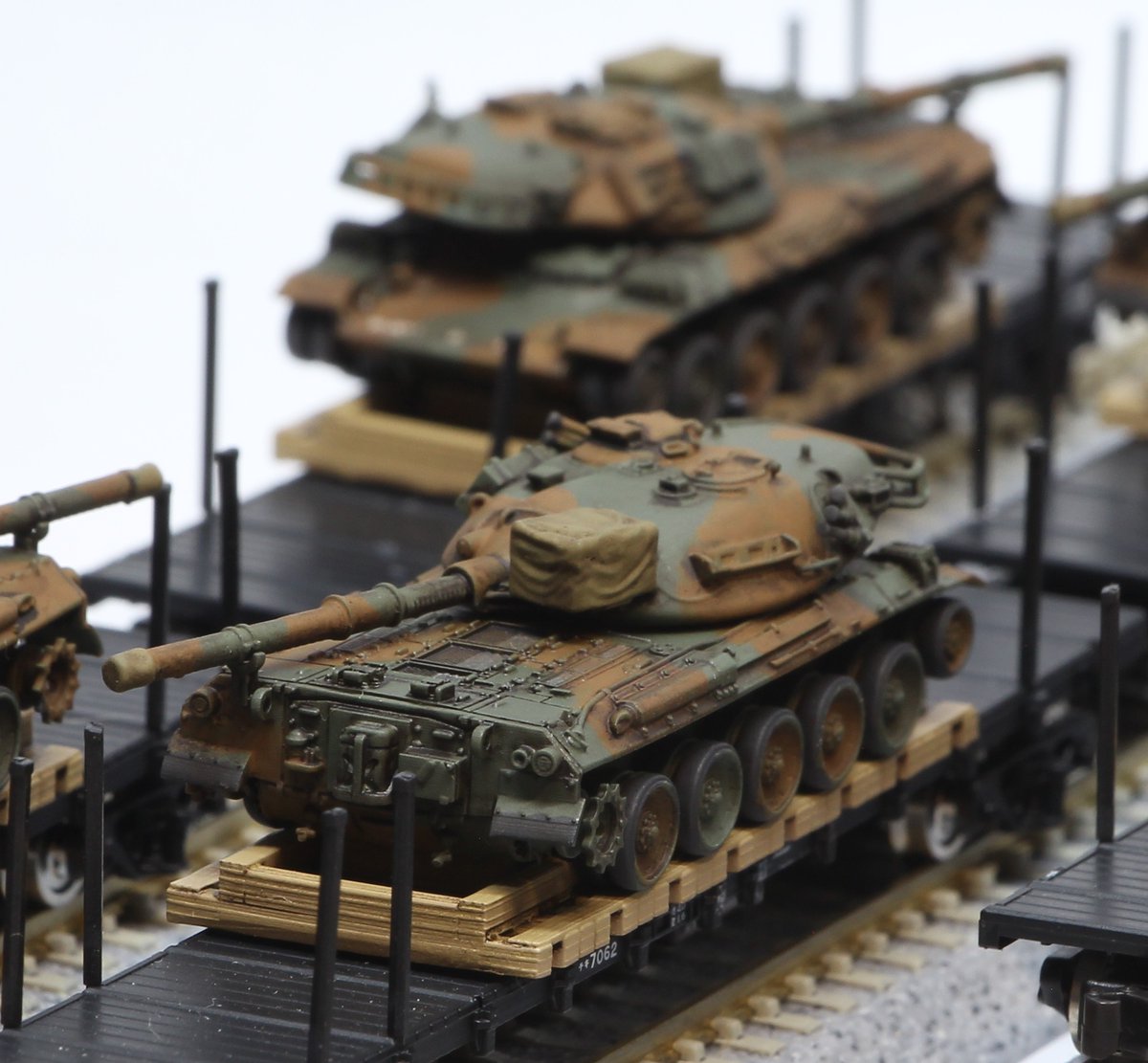 JrKase's tweet photo. 1/150 [Nゲージ]　陸上自衛隊 74式戦車(鉄道輸送状態) 台枠/デカール付き | J-Model(ジェイモデル) https://t.co/yPM8huG1AY #booth_pm

Nゲージ用74式戦車、販売ページ公開しました〜お手元の編成に是非に！ https://t.co/d0e1qBTA8X